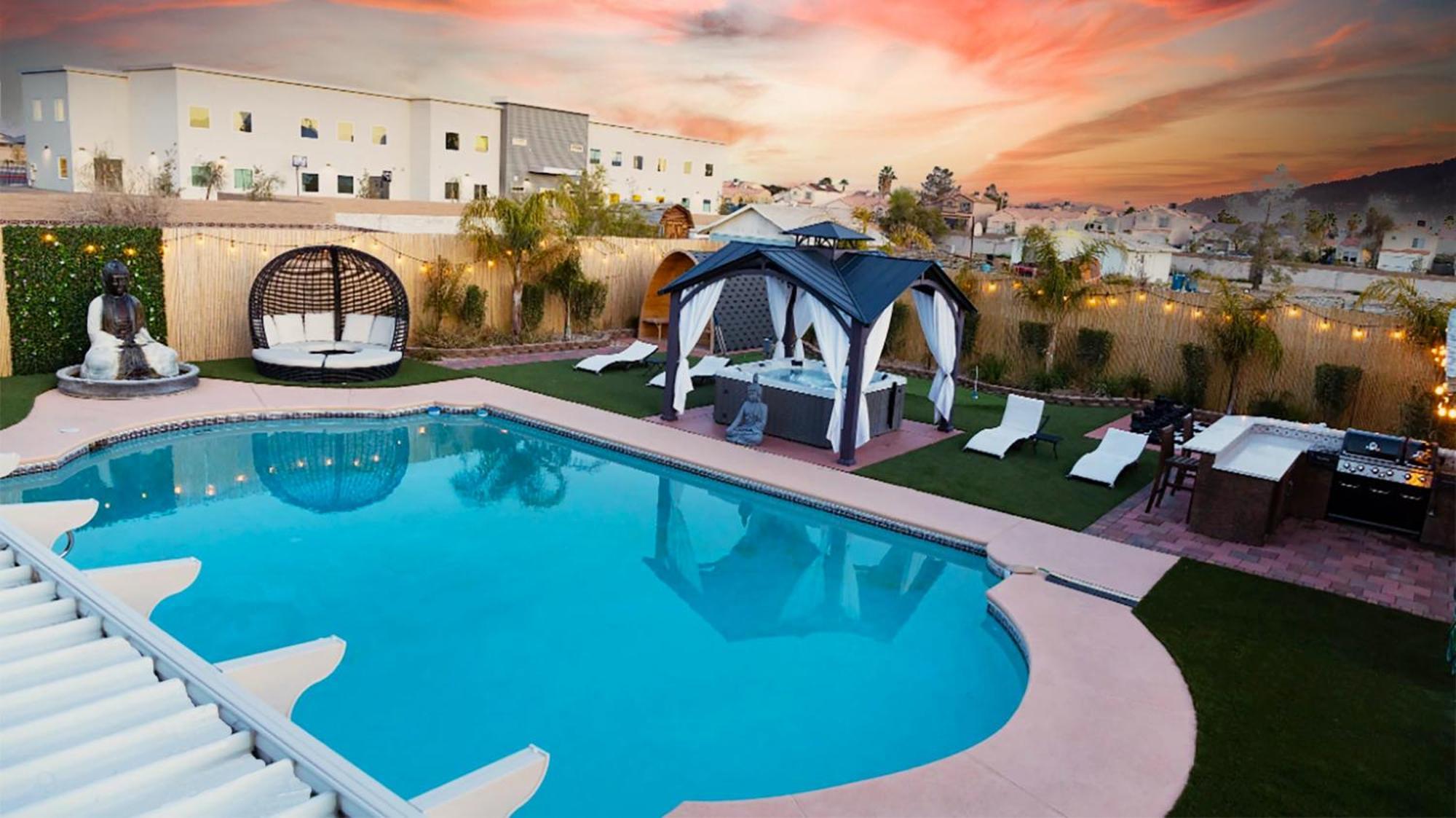 Сasa de vacaciones Buddha Mansion Luxury - 8br Modern, Hottub, Huge Pool, Sauna, Bbq Grill, Game